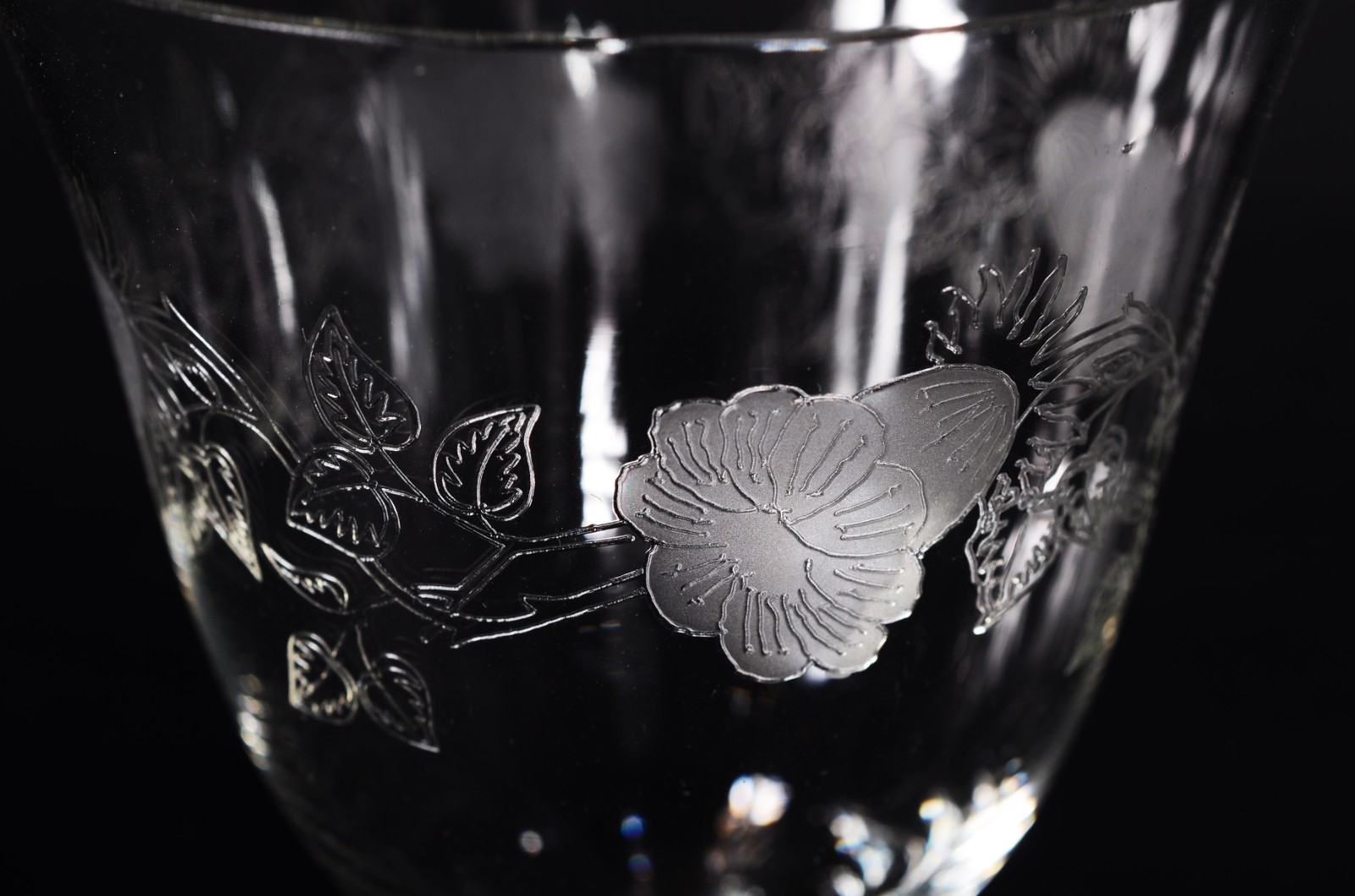 Serviço de cristal com flores lavradas, composto de: 12 taças para... - foto 11 de 11