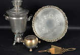Quatro peças diversas de metal  sendo : samovar... - Quatro peças diversas de metal  sendo : samovar (42 cm diâmetro) , salva (35 cm diâmetro ).   cata migalhas com escova  e um balde pequeno para ...