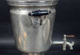 Quatro peças diversas de metal  sendo : samovar... - Quatro peças diversas de metal  sendo : samovar (42 cm diâmetro) , salva (35 cm diâmetro ).   cata migalhas com escova  e um balde pequeno para ...