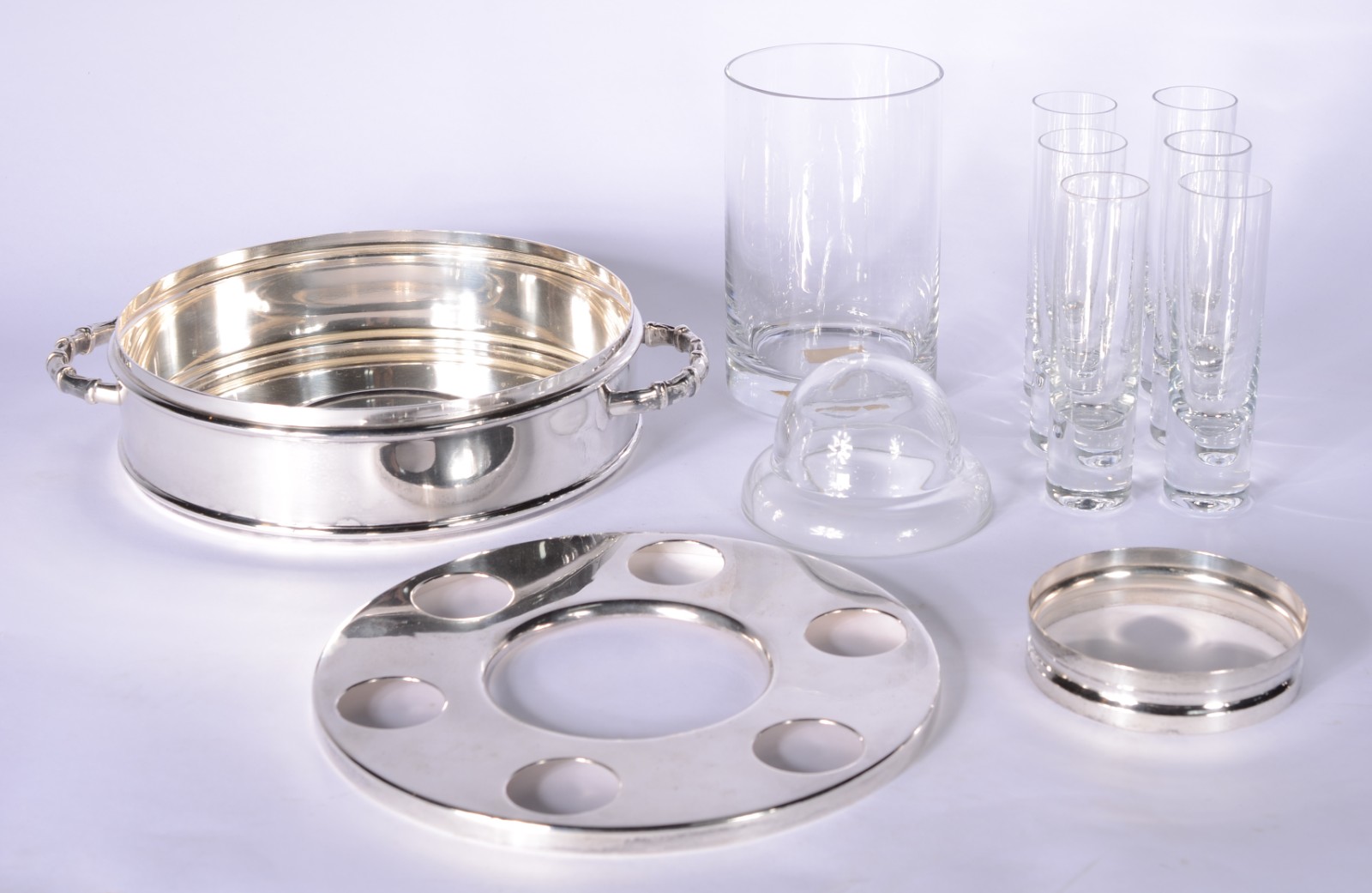 Três peças de metal prateado e vidro/cristal, sendo: conjunto para... - foto 3 de 6