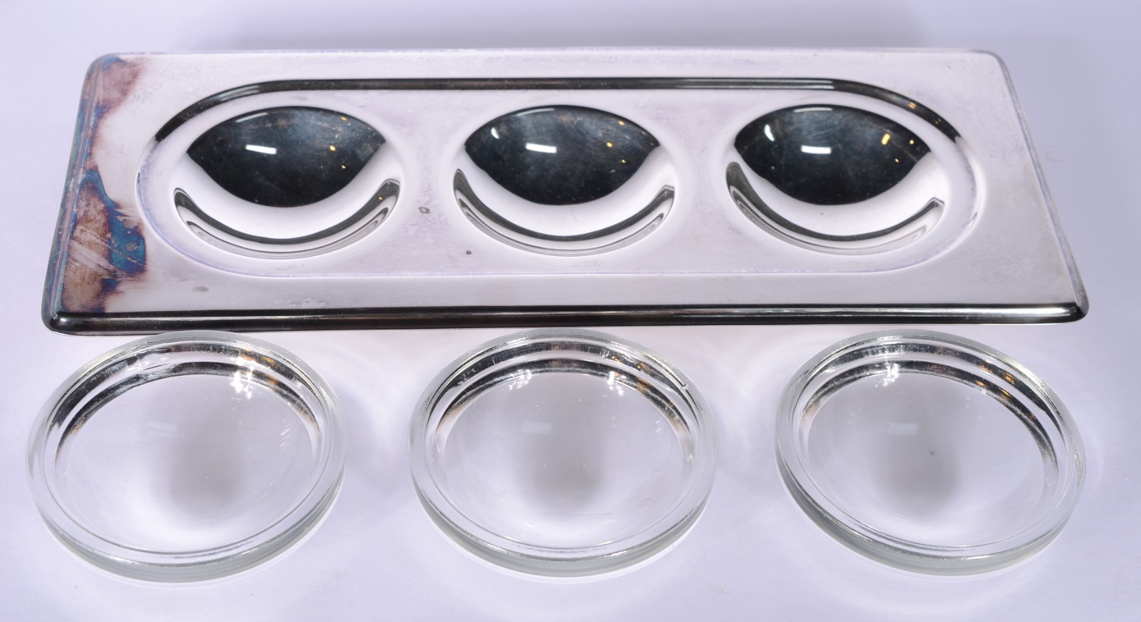 Três peças de metal prateado e vidro/cristal, sendo: conjunto para... - foto 4 de 6