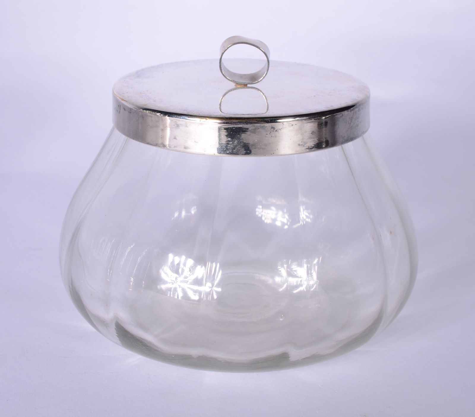 Três peças de metal prateado e vidro/cristal, sendo: conjunto para... - foto 5 de 6