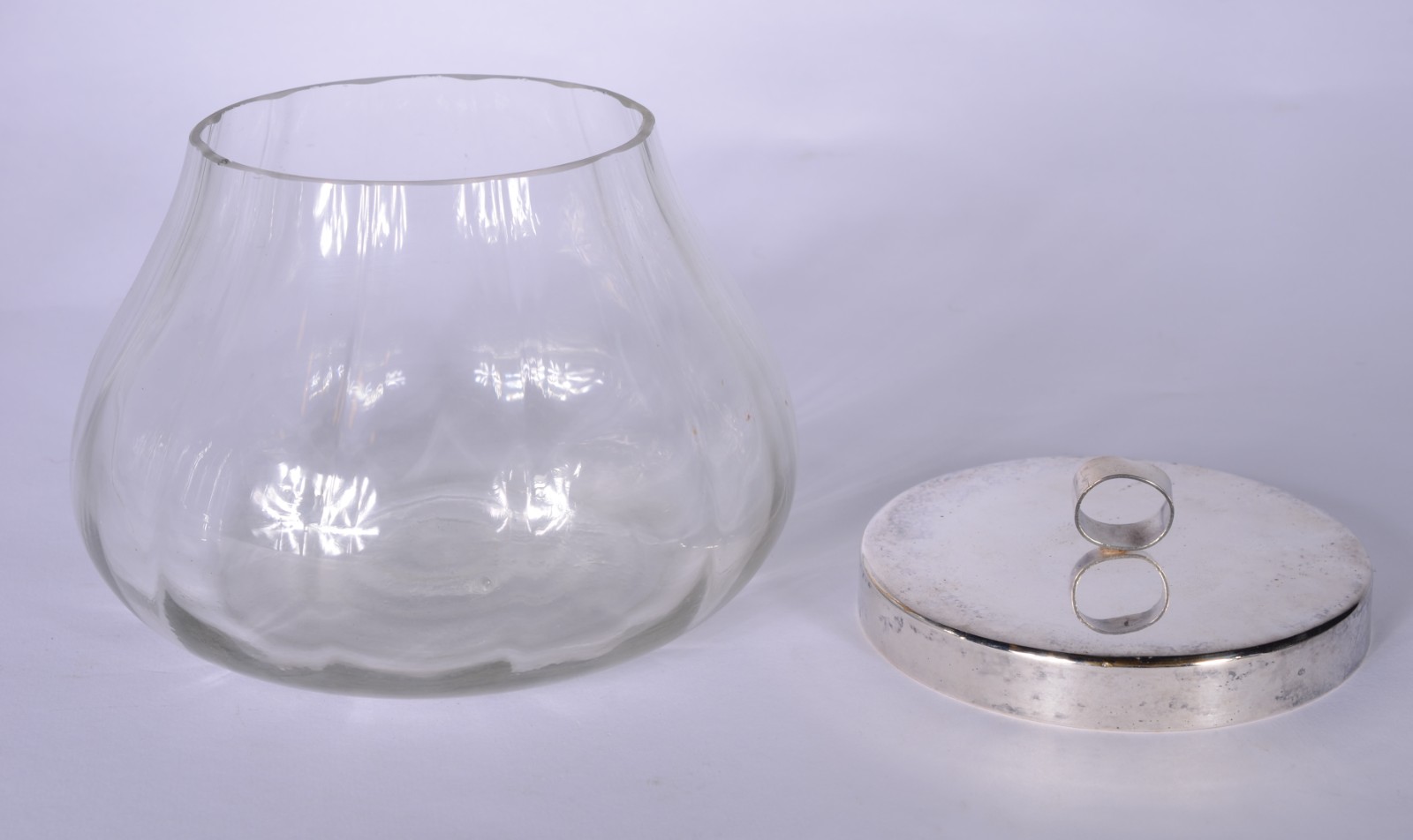 Três peças de metal prateado e vidro/cristal, sendo: conjunto para... - foto 6 de 6