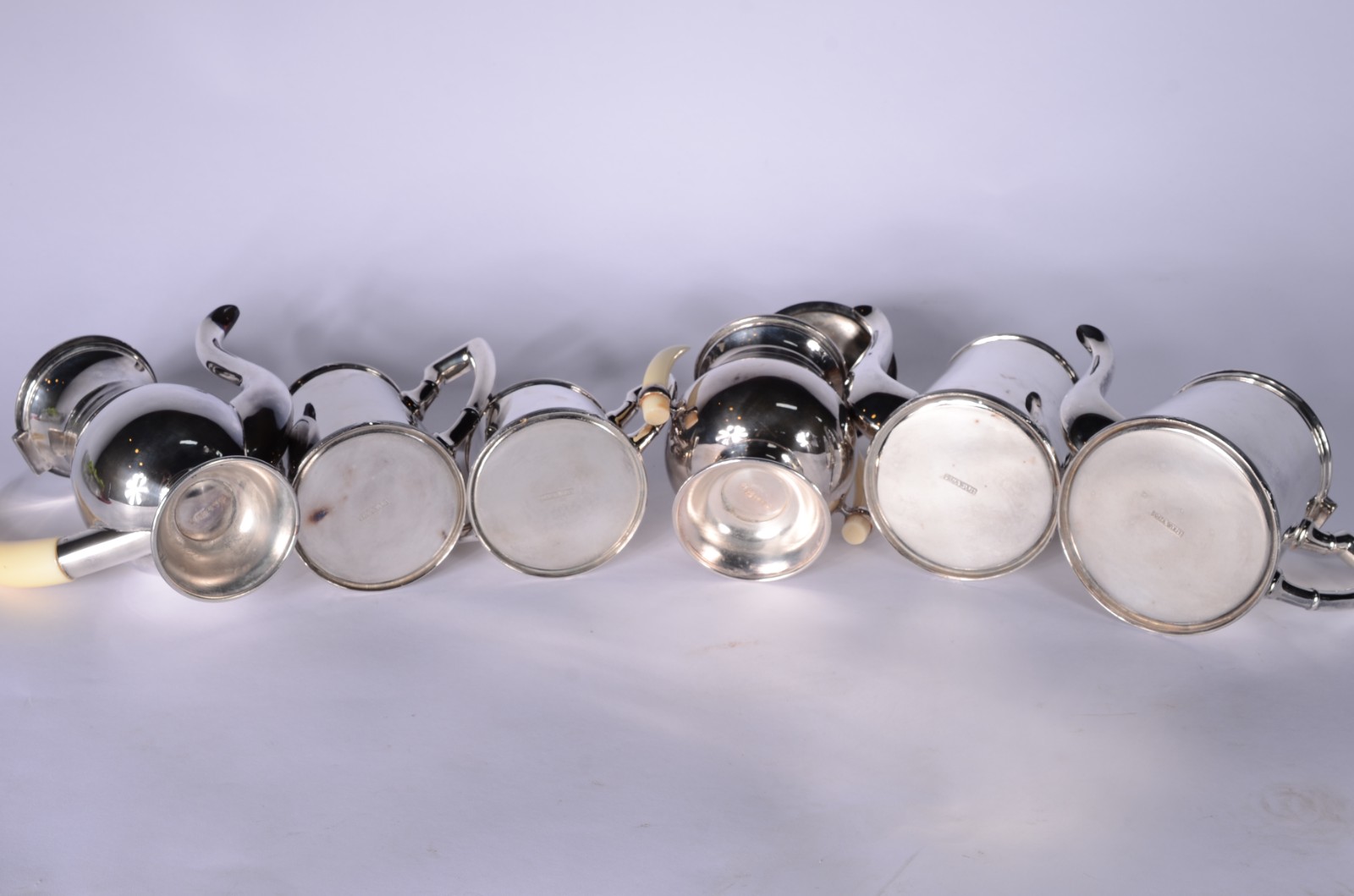 Diversas peças de metal prateado, sendo: 2 bules, leiteira e... - foto 5 de 8