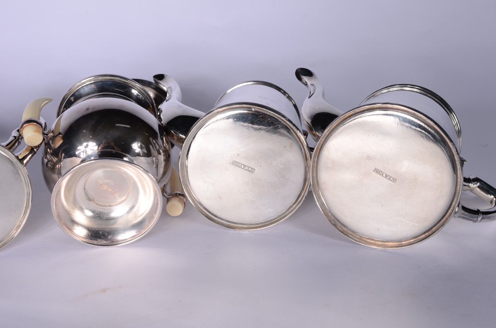 Diversas peças de metal prateado, sendo: 2 bules, leiteira e... - foto 7 de 8