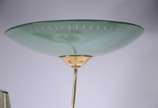 Luminária de metal com tres platôs acoplados e ... - Luminária de metal com tres platôs acoplados e duas cúpulas coloridas, anos 60.