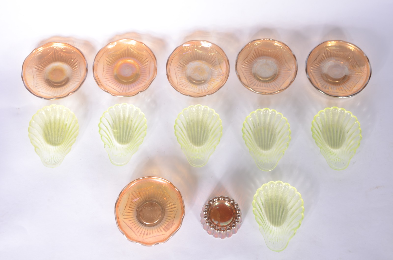 Diversas peças de vidro, sendo: 5 pratinhos de vidrão e 4 na forma de... - foto 1 de 9