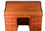 Escrivaninha de madeira nobre, tampo "esteirinh... - Escrivaninha de madeira nobre, tampo "esteirinha" com escaninhos e gavetinhas internas, prateleiras deslizantes sob o tampo, parte inferior com ...