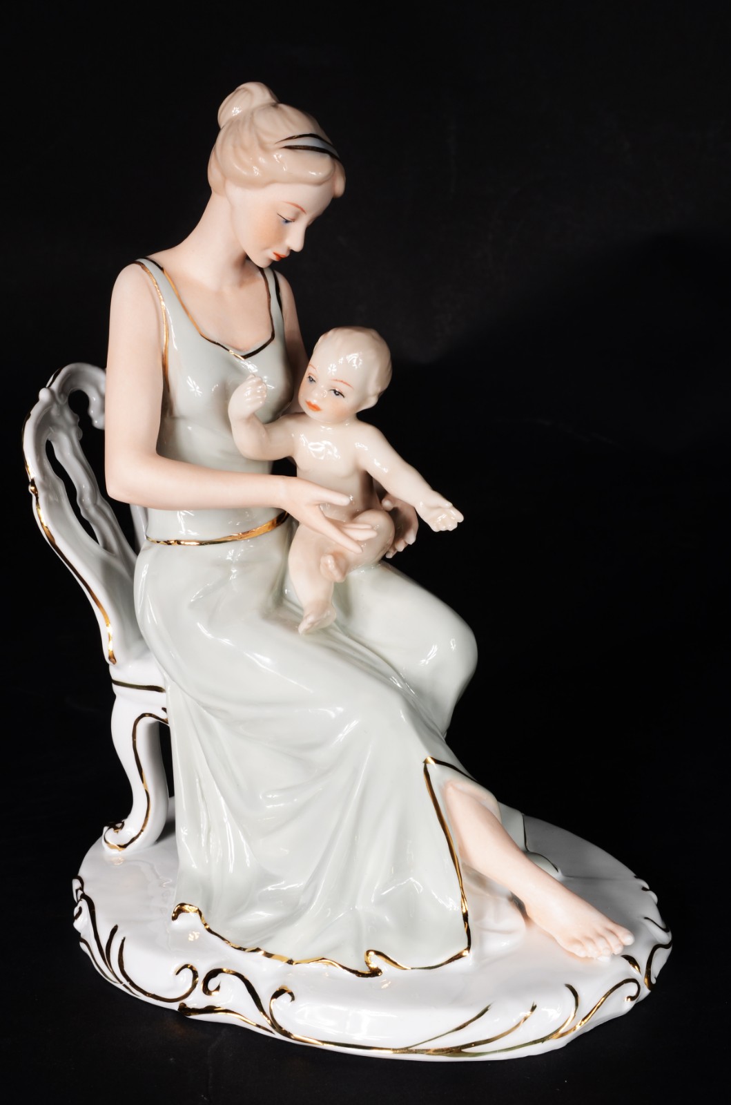Estatueta de porcelana representando maternidade. - foto 1 de 6