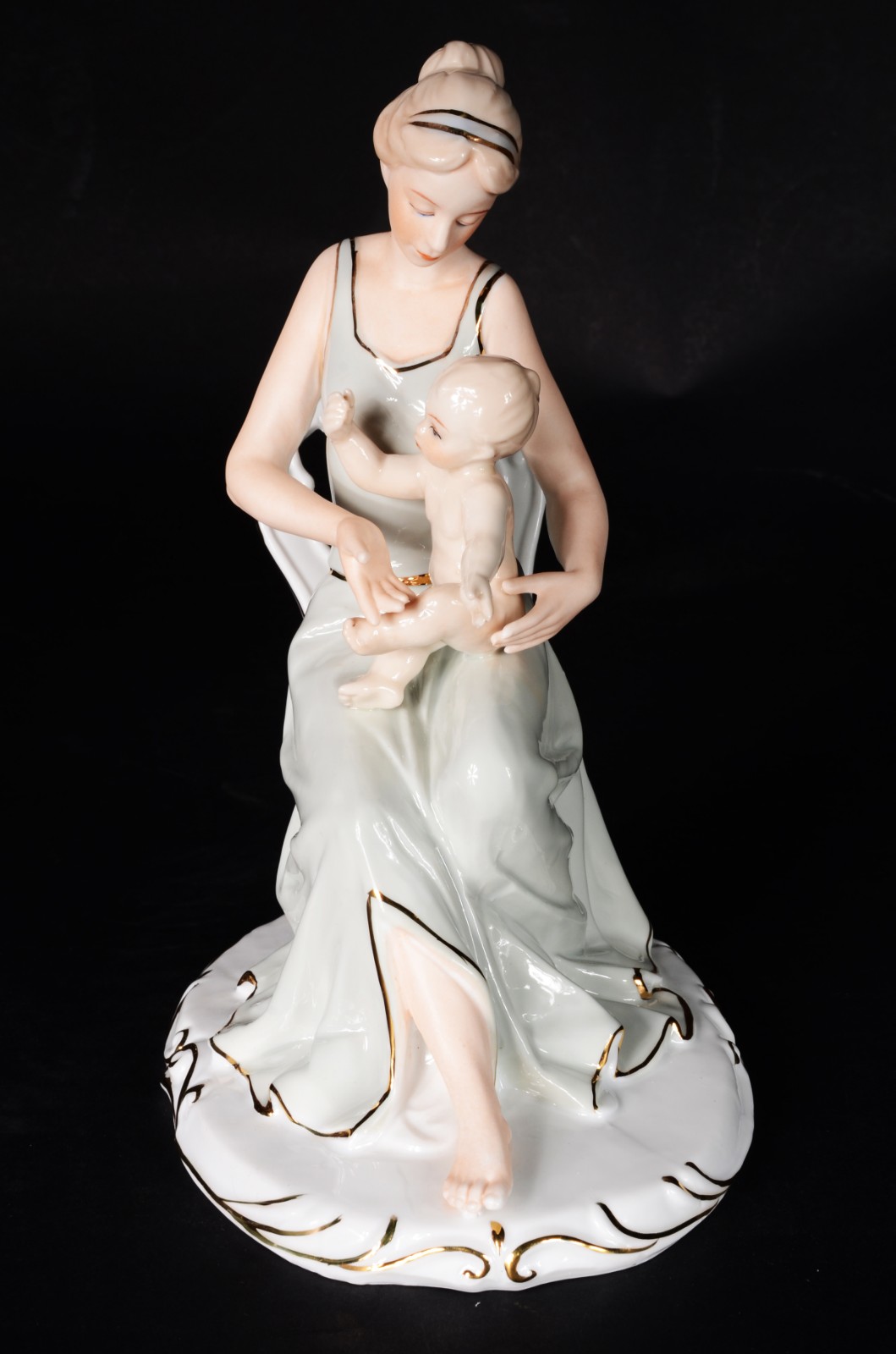 Estatueta de porcelana representando maternidade. - foto 2 de 6