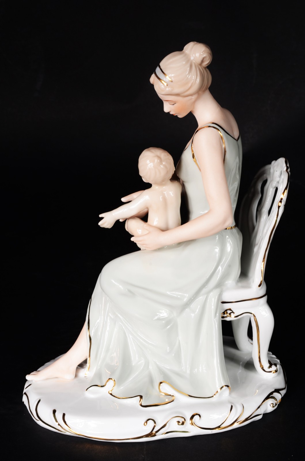 Estatueta de porcelana representando maternidade. - foto 3 de 6