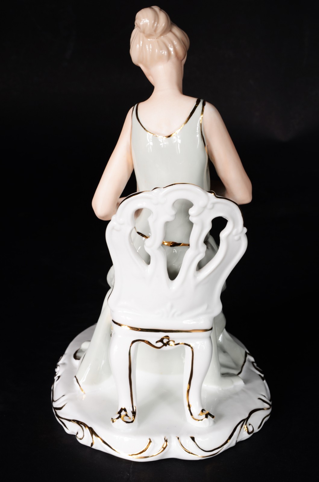 Estatueta de porcelana representando maternidade. - foto 4 de 6