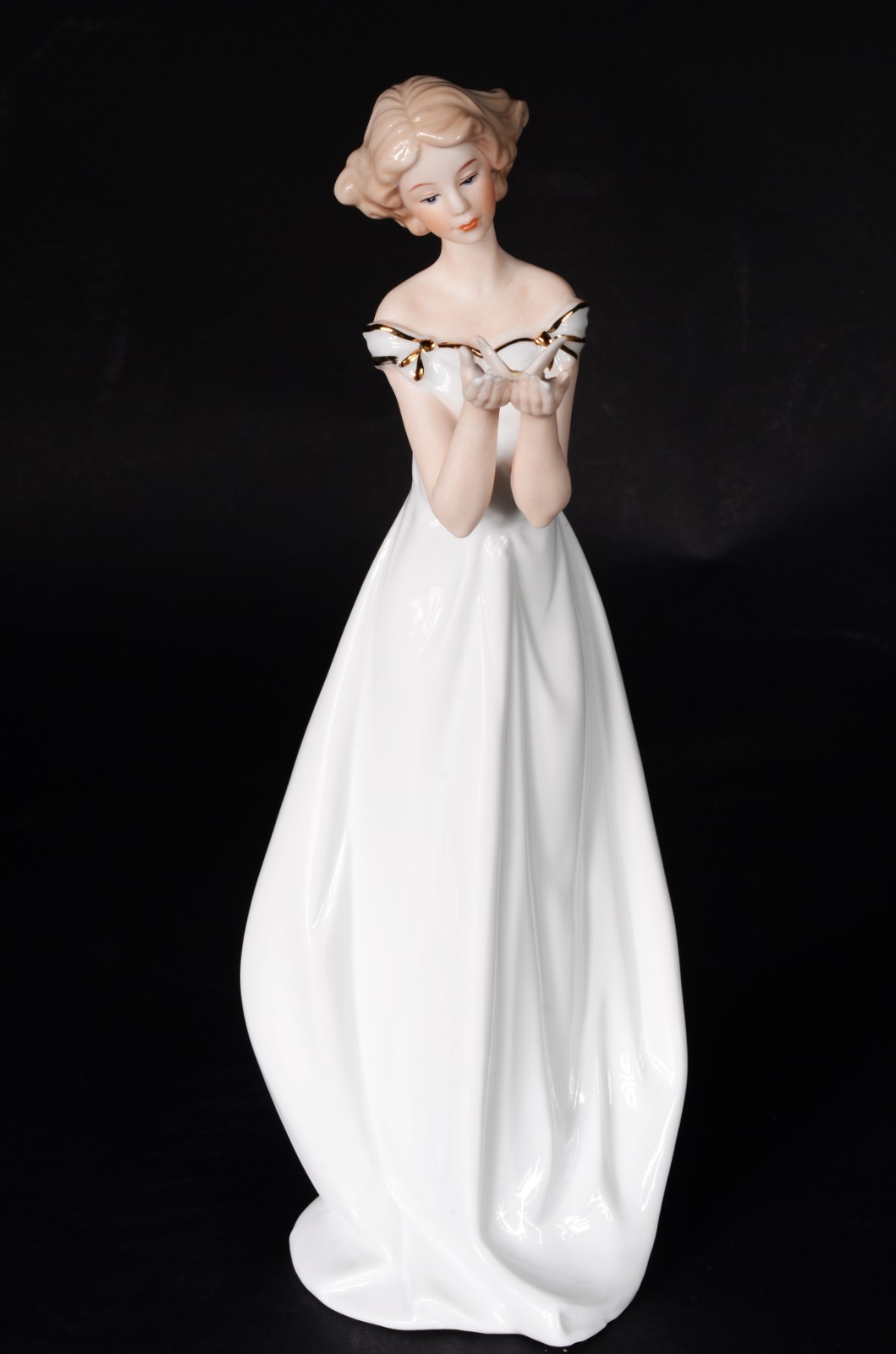 Estatueta de porcelana representando dama com borboleta. - foto 1 de 9