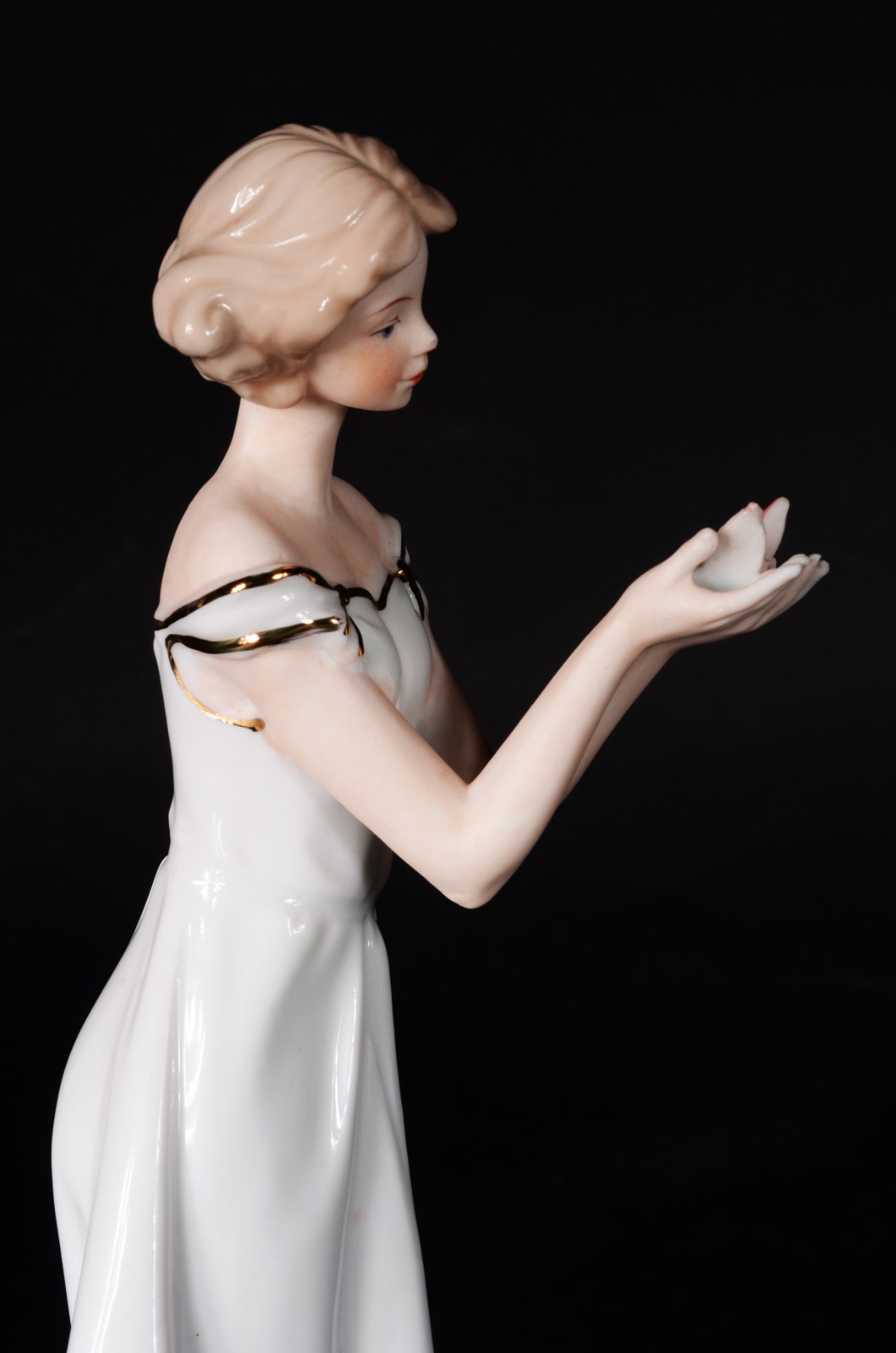 Estatueta de porcelana representando dama com borboleta. - foto 3 de 9