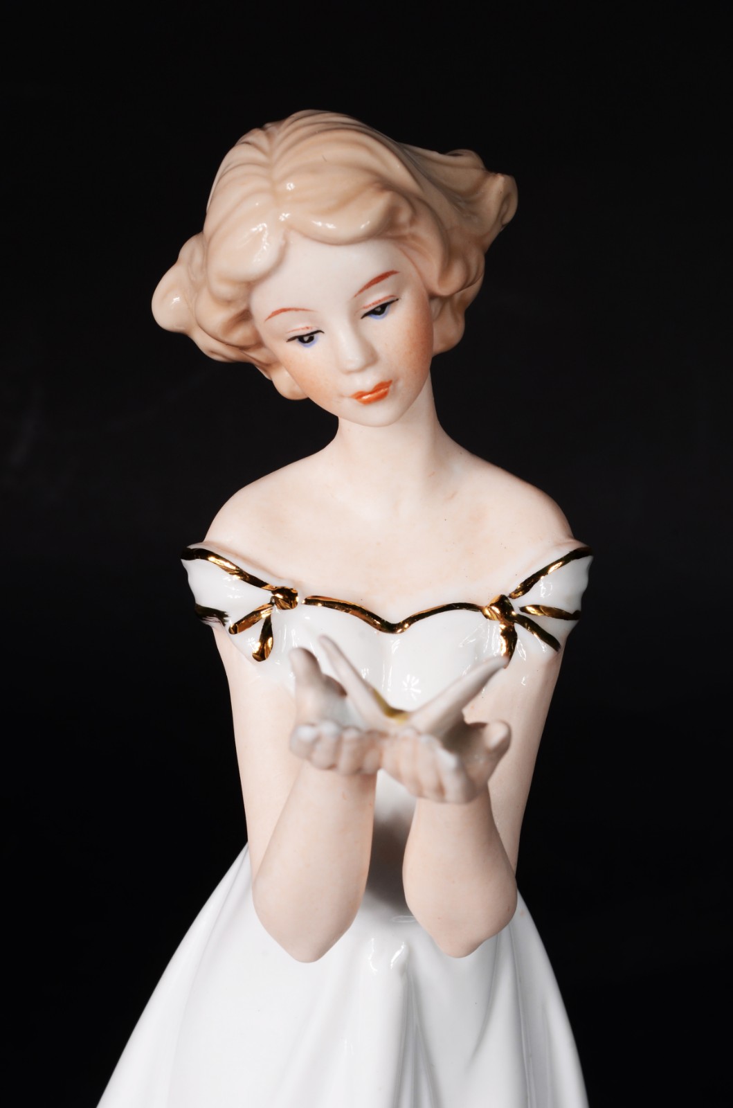Estatueta de porcelana representando dama com borboleta. - foto 4 de 9