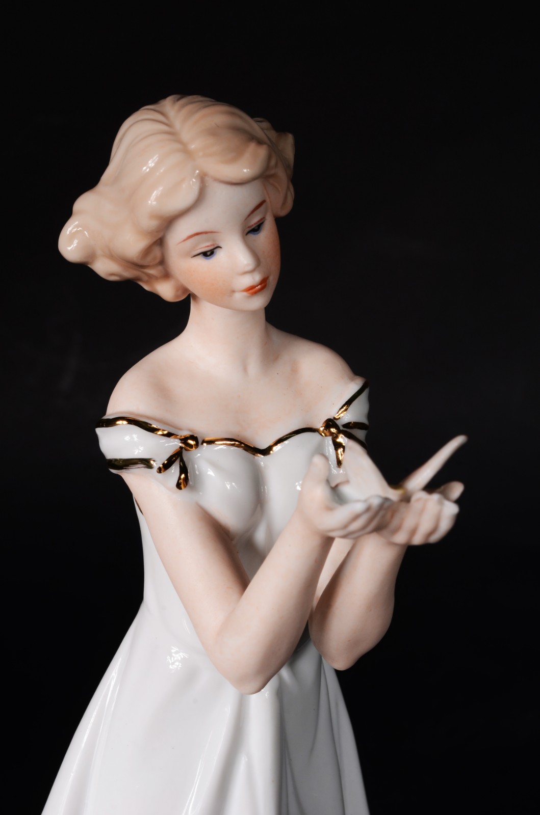 Estatueta de porcelana representando dama com borboleta. - foto 5 de 9