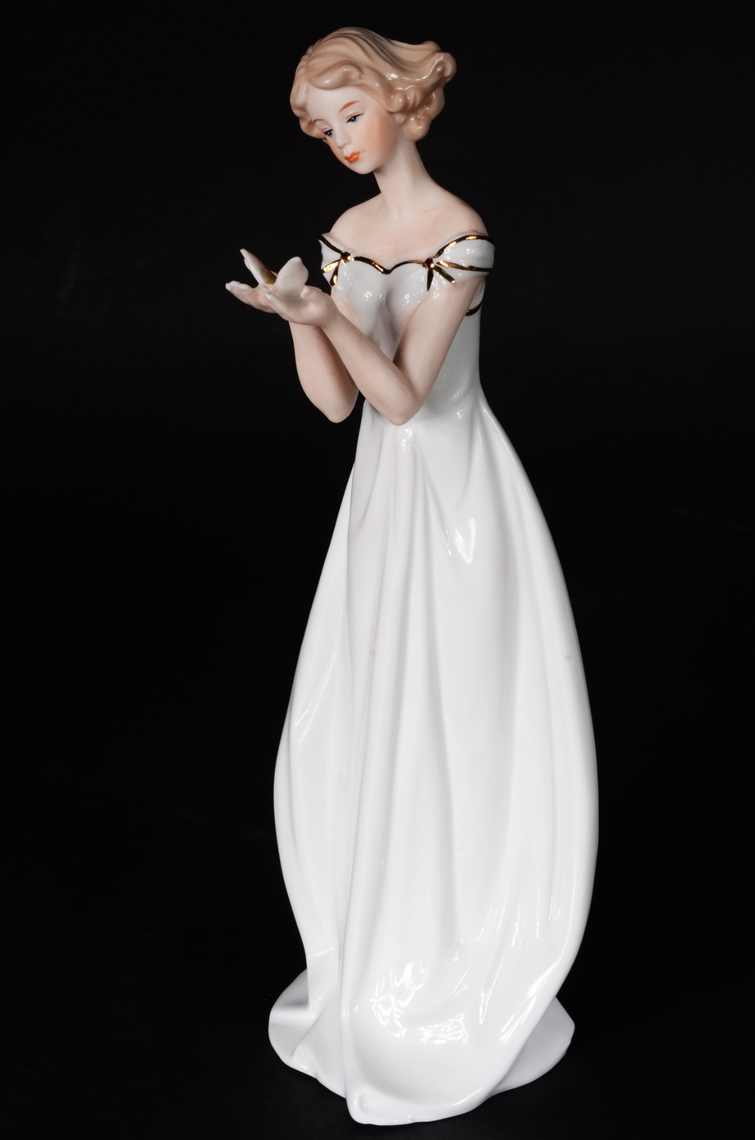 Estatueta de porcelana representando dama com borboleta. - foto 8 de 9