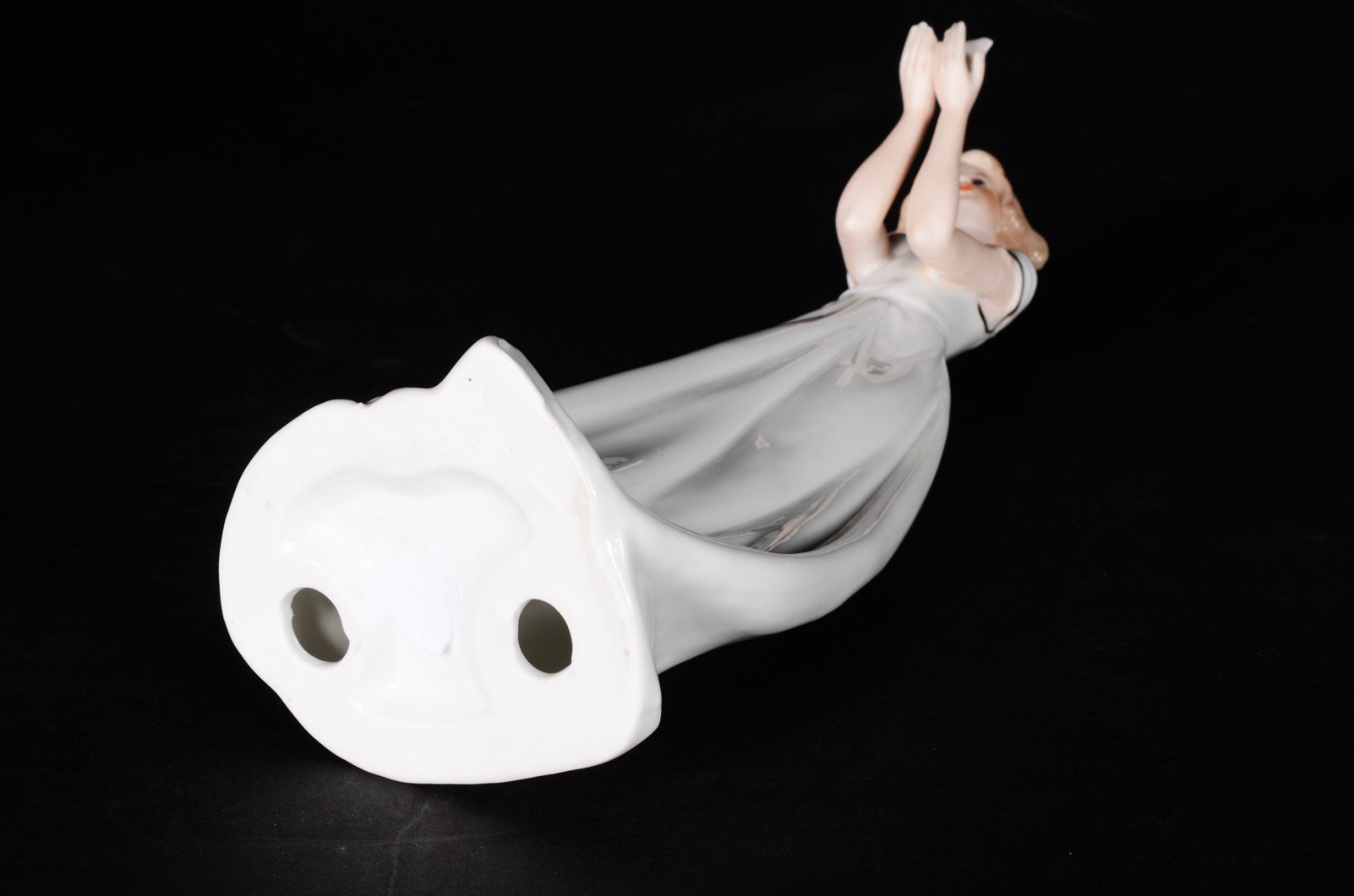 Estatueta de porcelana representando dama com borboleta. - foto 9 de 9