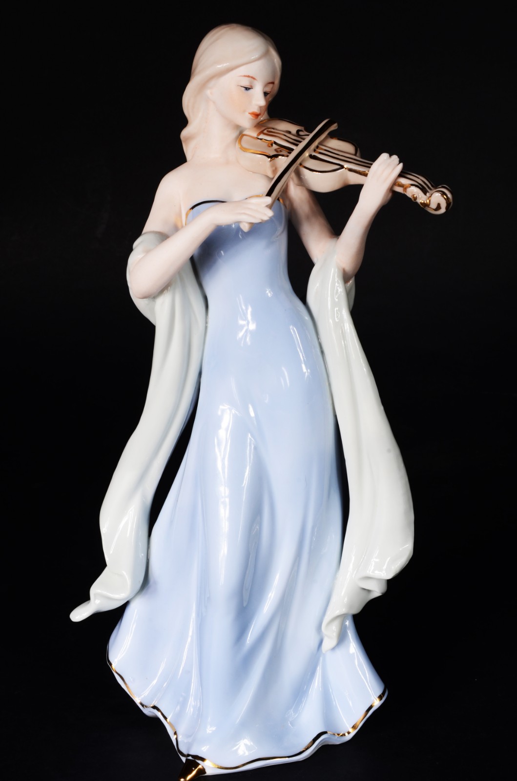Estatueta de porcelana representando dama com violino. - foto 1 de 7