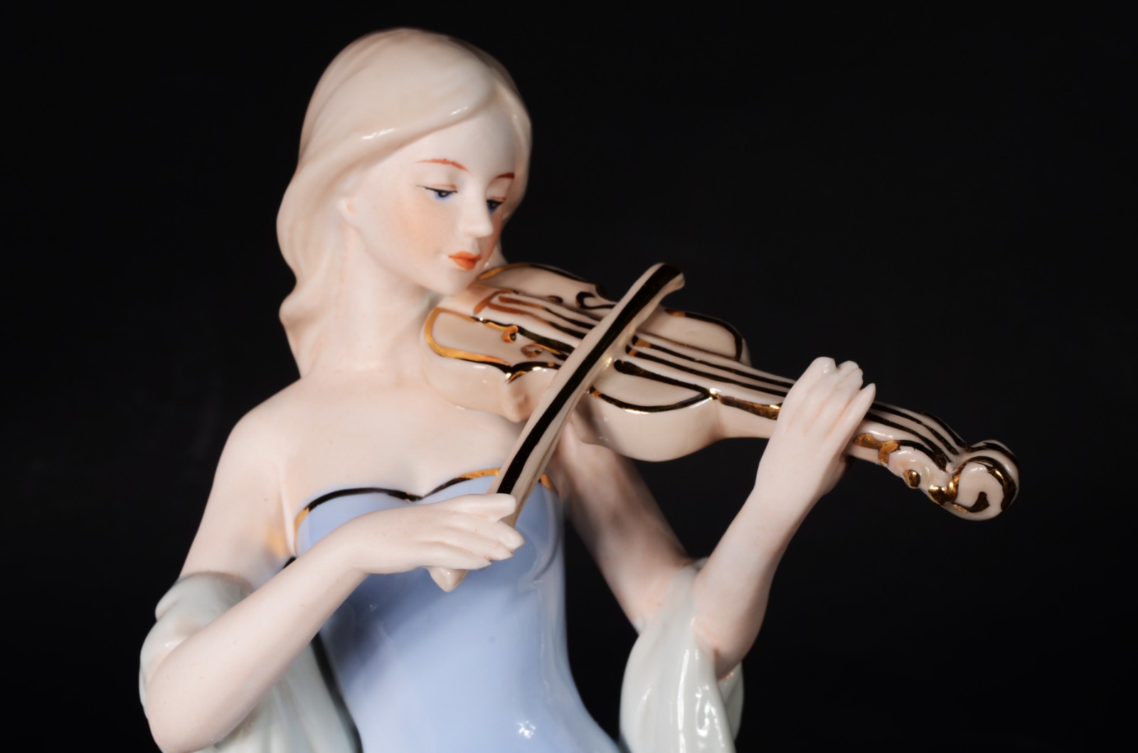 Estatueta de porcelana representando dama com violino. - foto 2 de 7