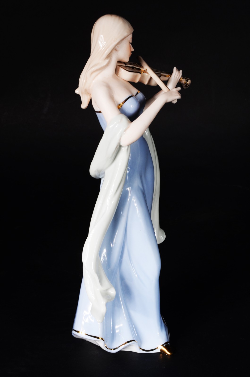 Estatueta de porcelana representando dama com violino. - foto 3 de 7