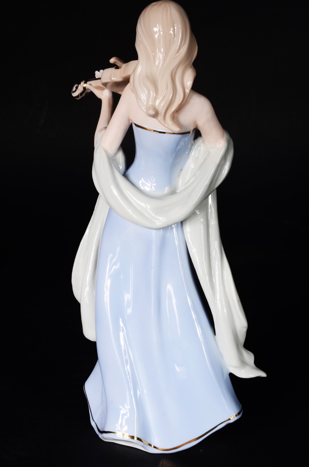 Estatueta de porcelana representando dama com violino. - foto 4 de 7