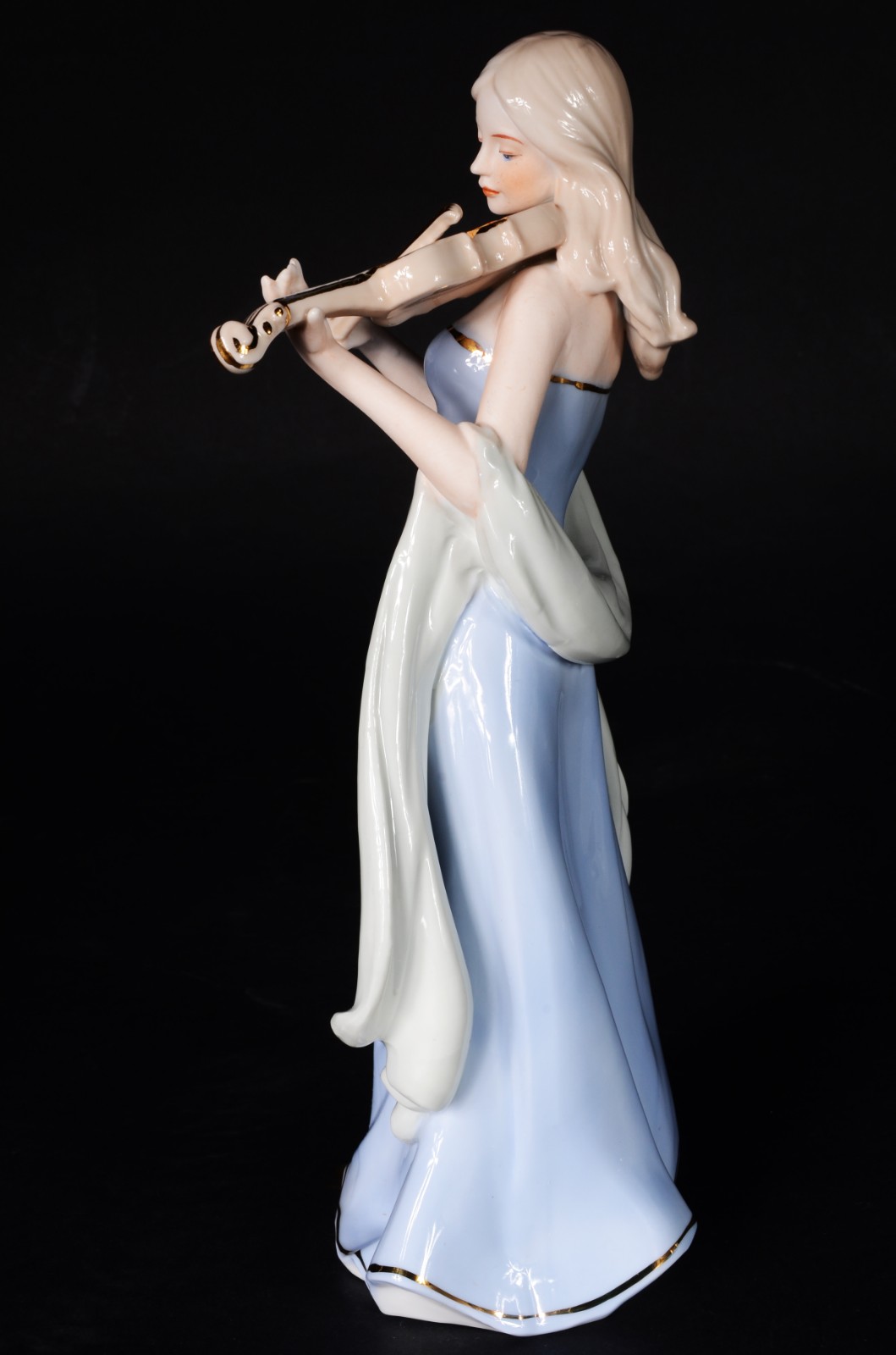Estatueta de porcelana representando dama com violino. - foto 5 de 7