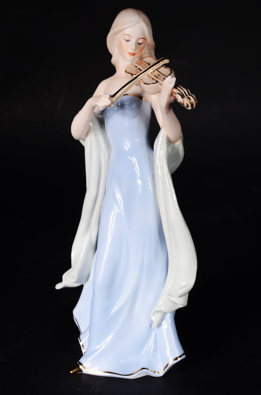 Estatueta de porcelana representando dama com violino. - foto 6 de 7