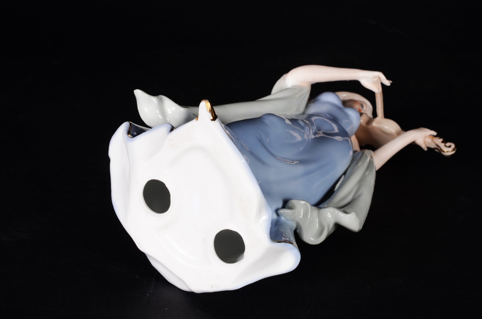 Estatueta de porcelana representando dama com violino. - foto 7 de 7