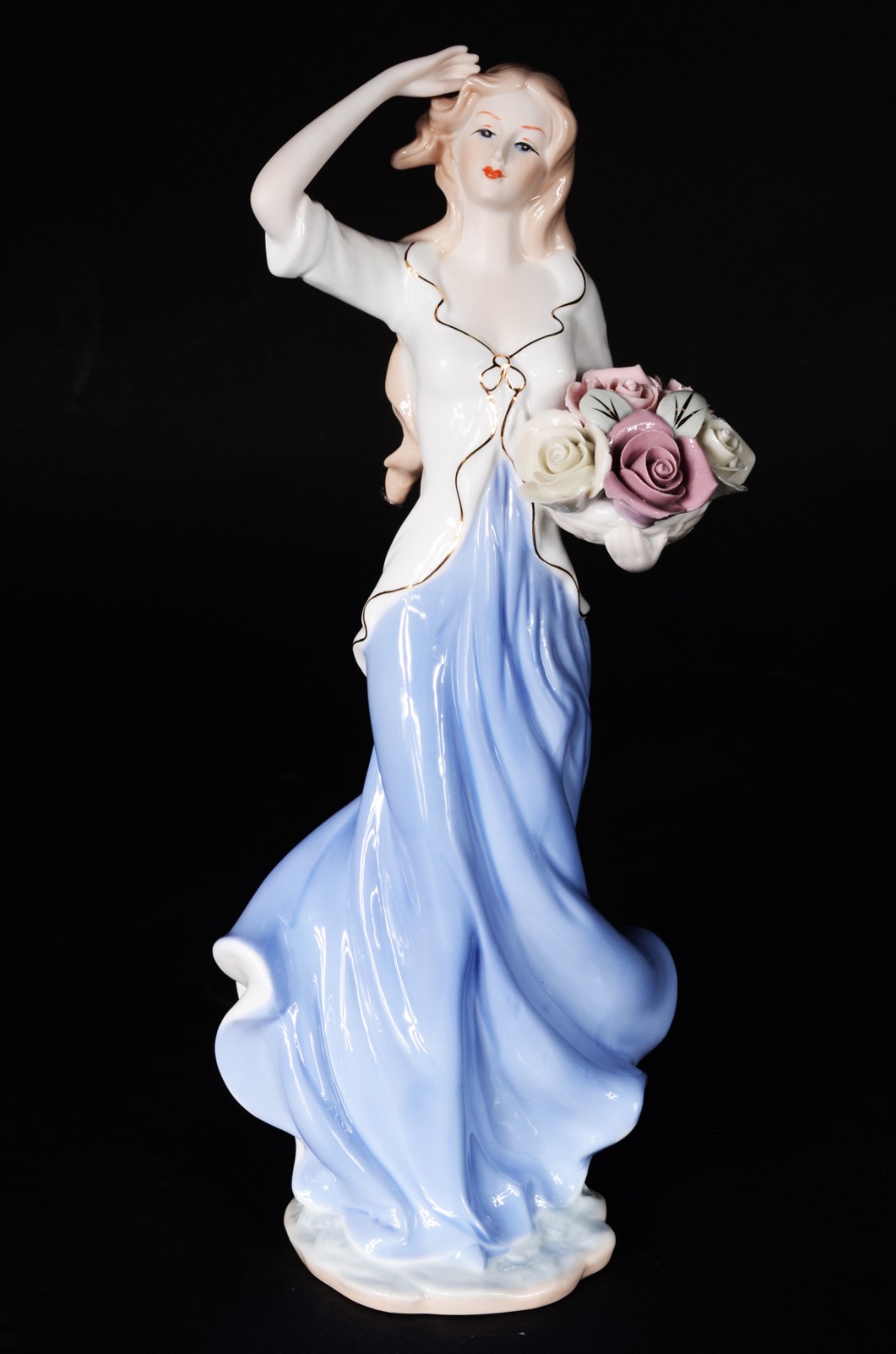 Estatueta de porcelana representando dama com cesto de flores. - foto 1 de 8