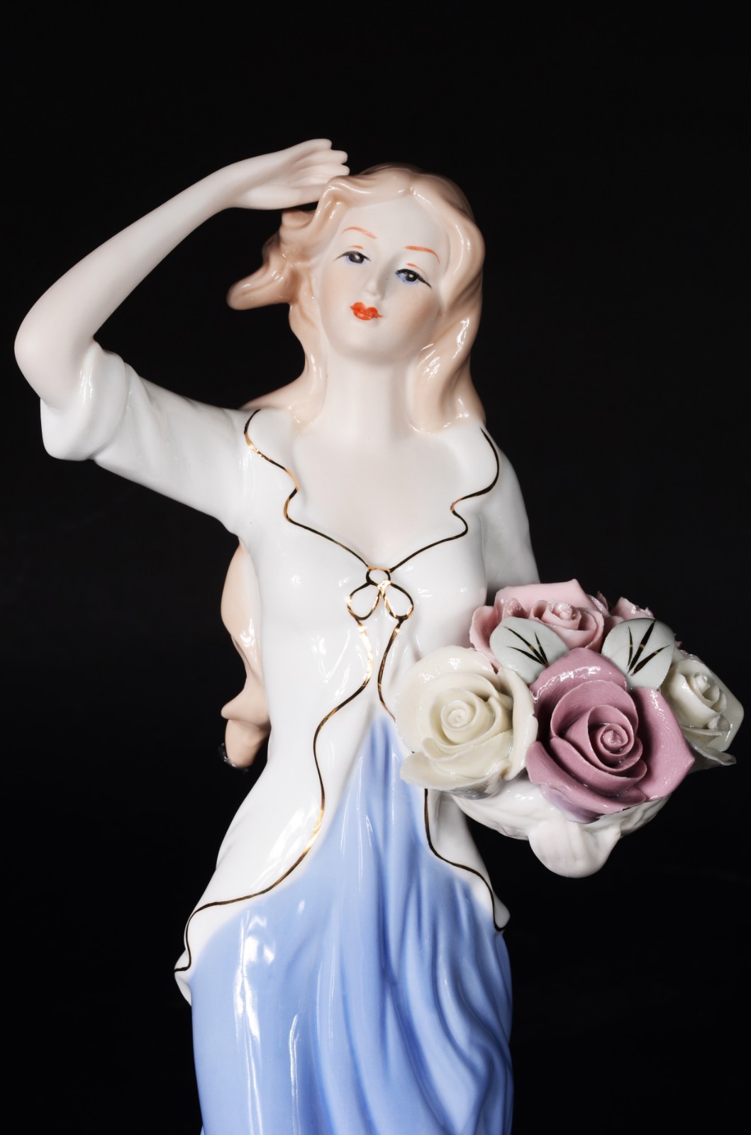 Estatueta de porcelana representando dama com cesto de flores. - foto 2 de 8