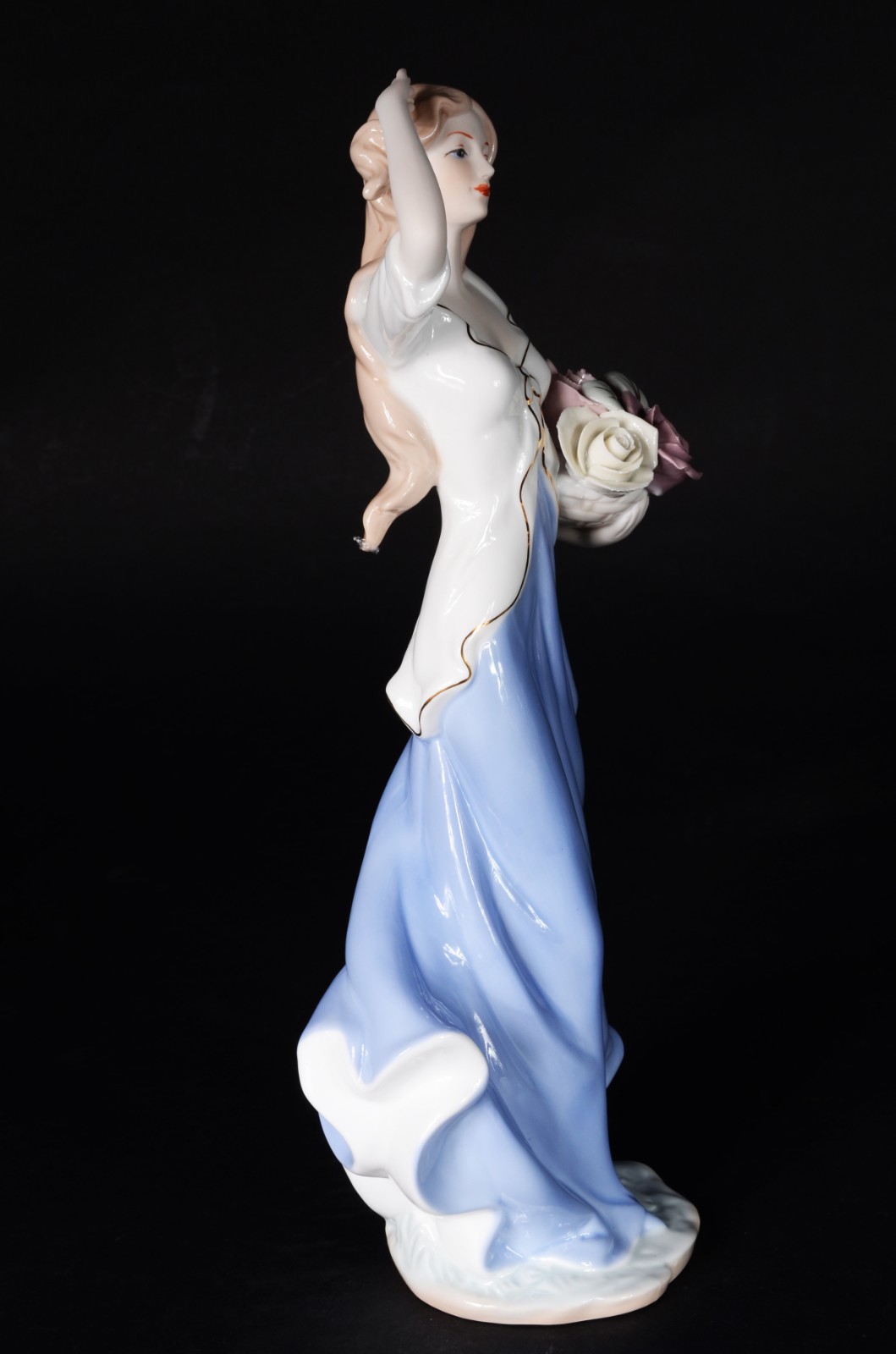 Estatueta de porcelana representando dama com cesto de flores. - foto 3 de 8