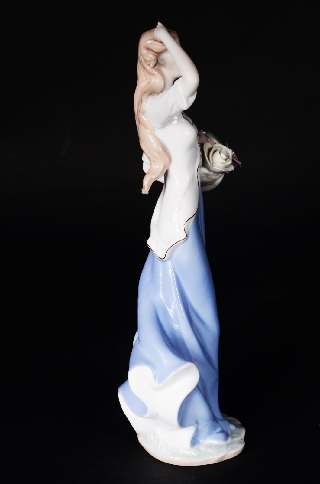 Estatueta de porcelana representando dama com cesto de flores. - foto 4 de 8