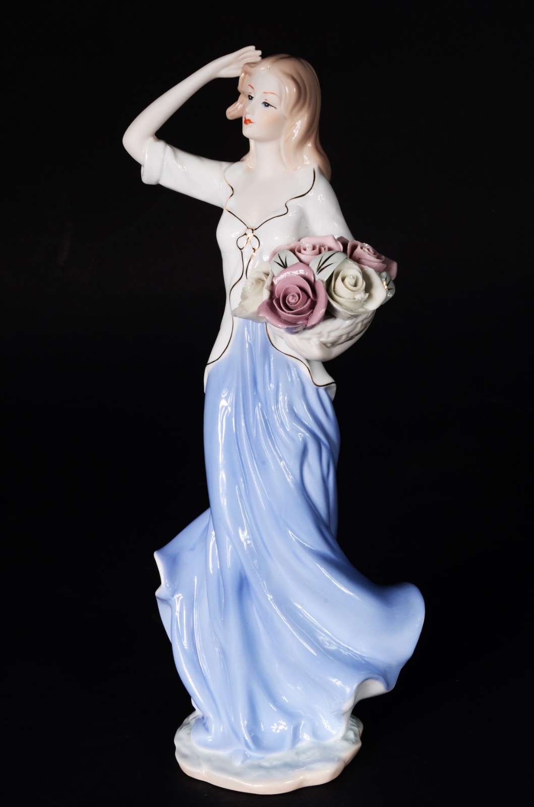 Estatueta de porcelana representando dama com cesto de flores. - foto 5 de 8