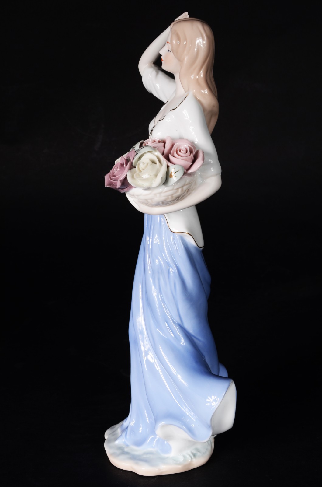 Estatueta de porcelana representando dama com cesto de flores. - foto 6 de 8
