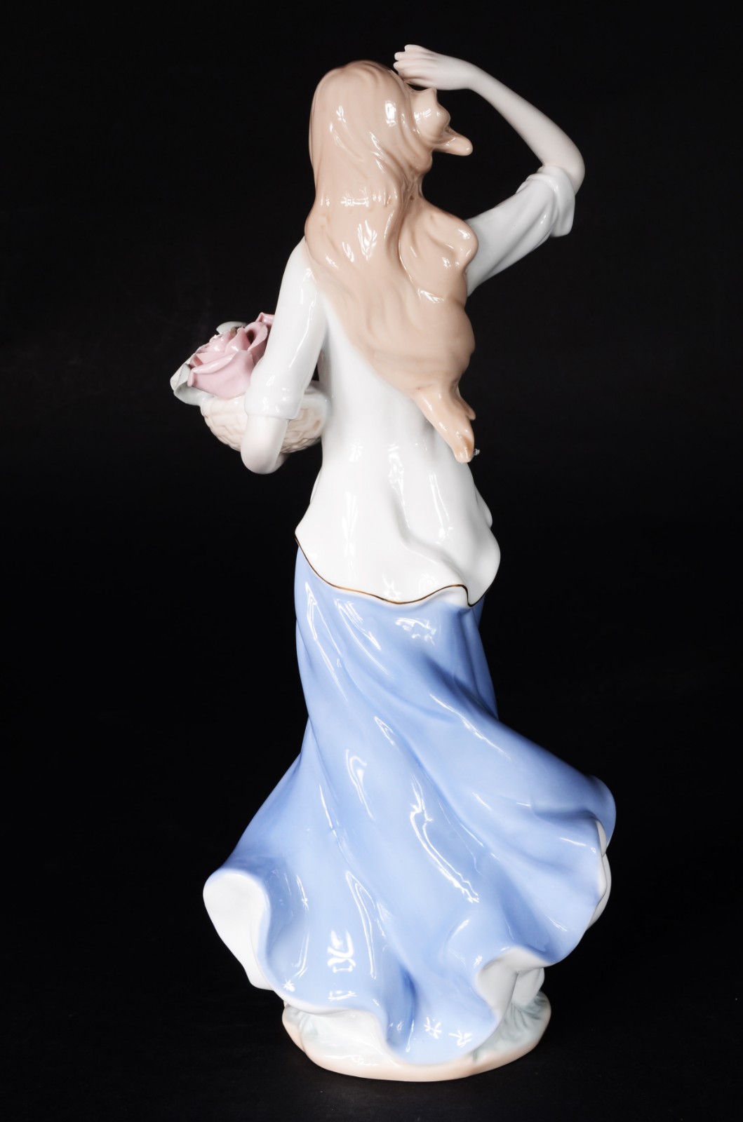Estatueta de porcelana representando dama com cesto de flores. - foto 7 de 8