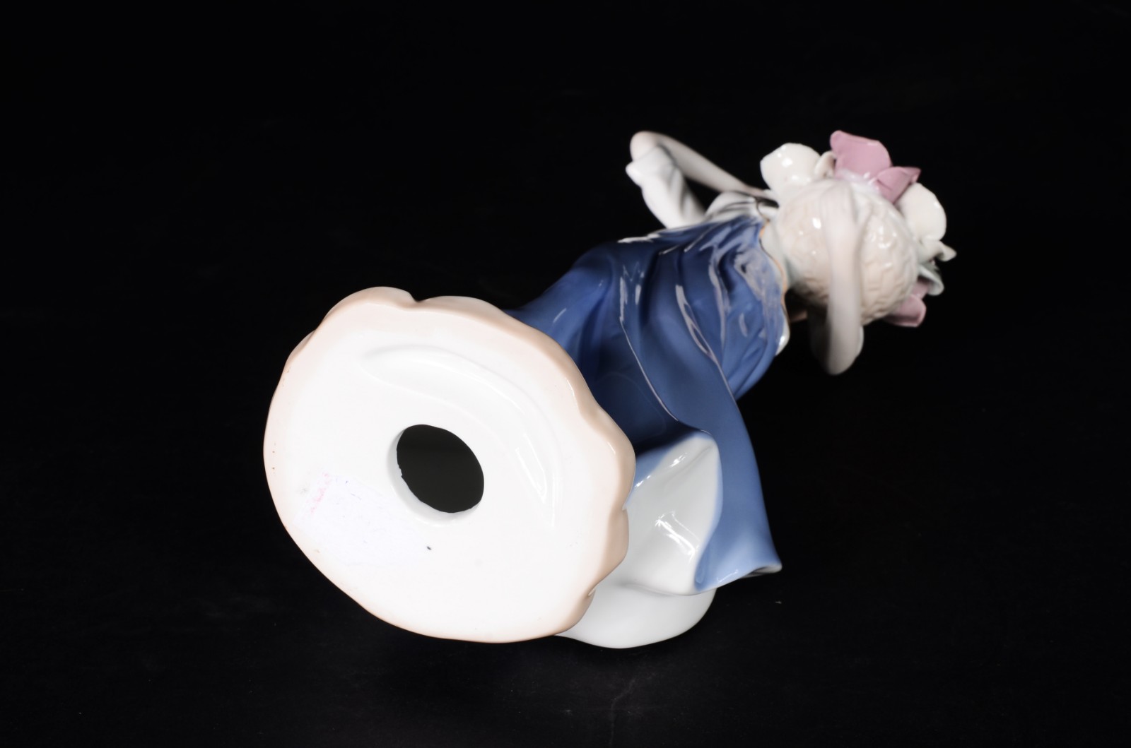 Estatueta de porcelana representando dama com cesto de flores. - foto 8 de 8