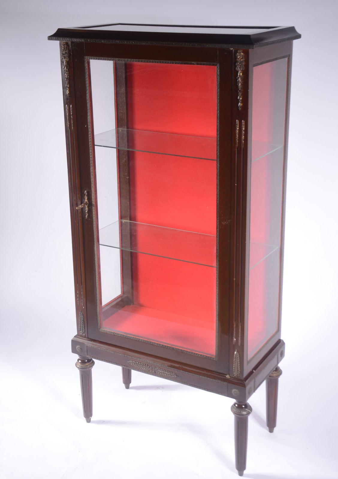 Vitrine de madeira nobre estilo Império, porta e laterais de vidro... - foto 1 de 5