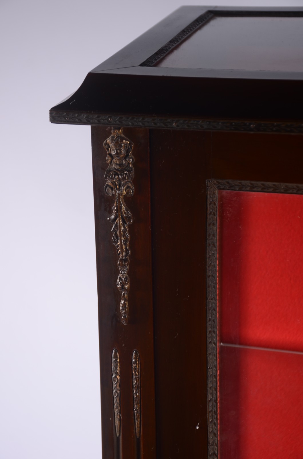 Vitrine de madeira nobre estilo Império, porta e laterais de vidro... - foto 3 de 5