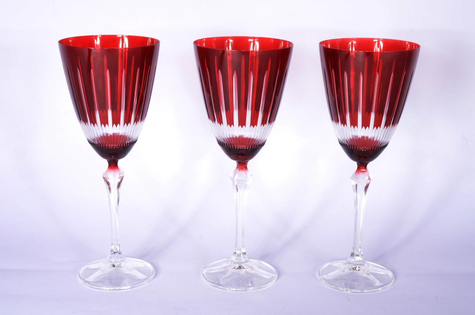Três taças para vinho de cristal lapidado da Bohemia na cor vermelha. - foto 1 de 4