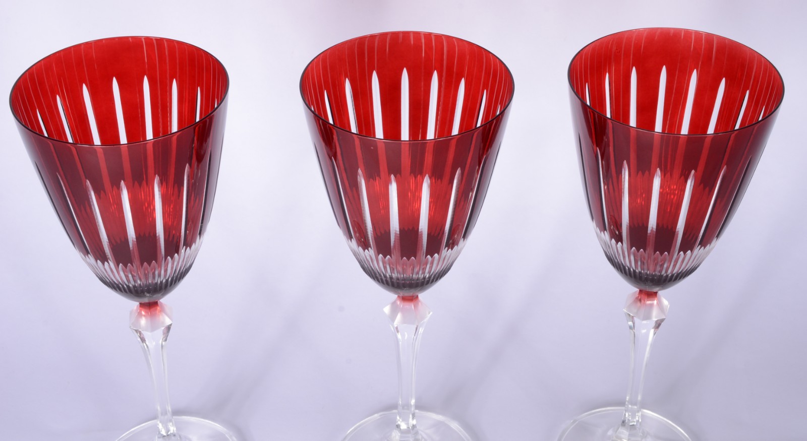 Três taças para vinho de cristal lapidado da Bohemia na cor vermelha. - foto 2 de 4