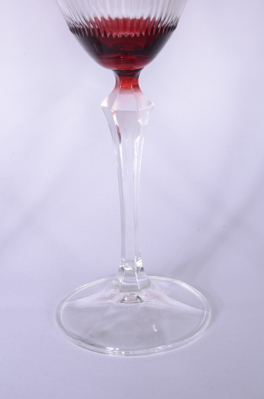 Três taças para vinho de cristal lapidado da Bohemia na cor vermelha. - foto 3 de 4