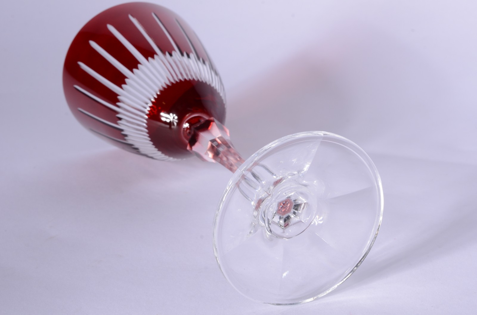 Três taças para vinho de cristal lapidado da Bohemia na cor vermelha. - foto 4 de 4