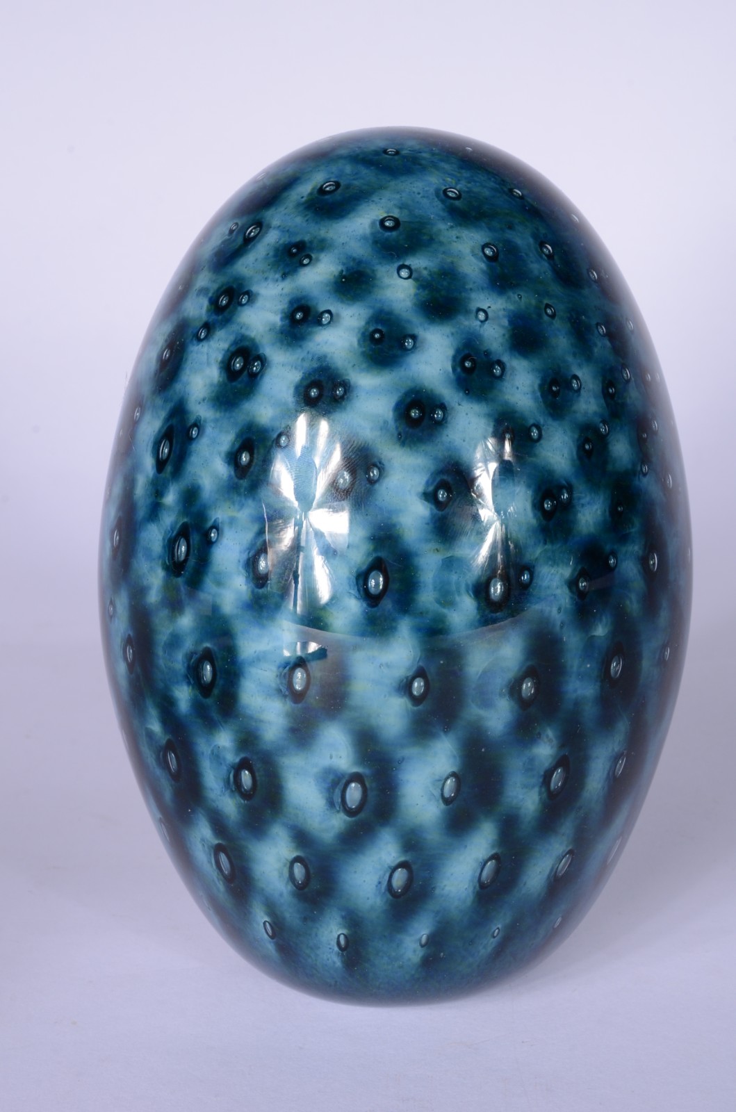 Ovo/pinha de vidro decorativo na cor azul. - foto 1 de 5