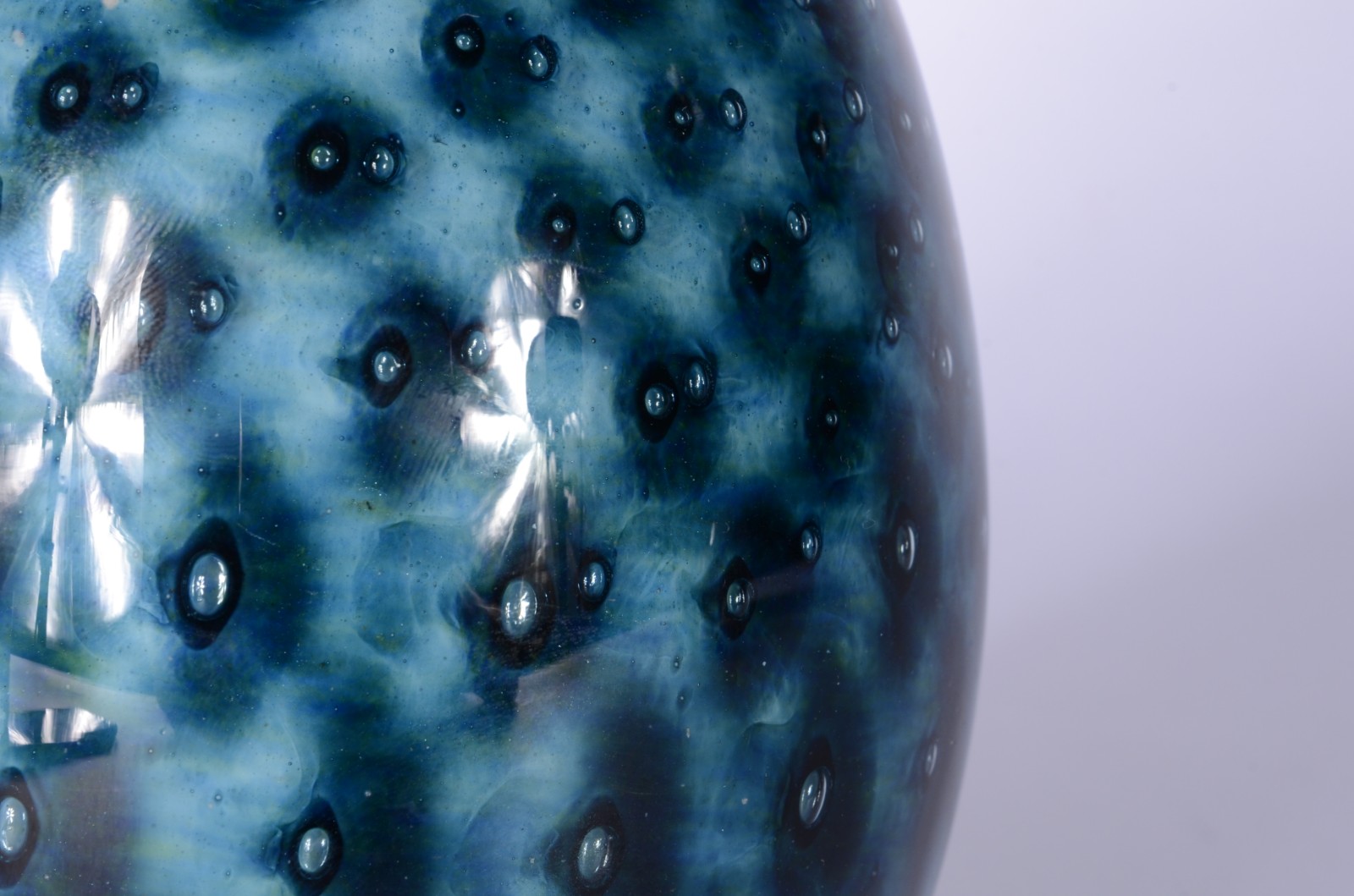 Ovo/pinha de vidro decorativo na cor azul. - foto 4 de 5