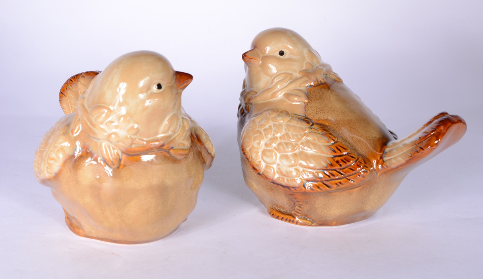 Duas estatuetas de cerâmica representando pombas. - foto 1 de 5