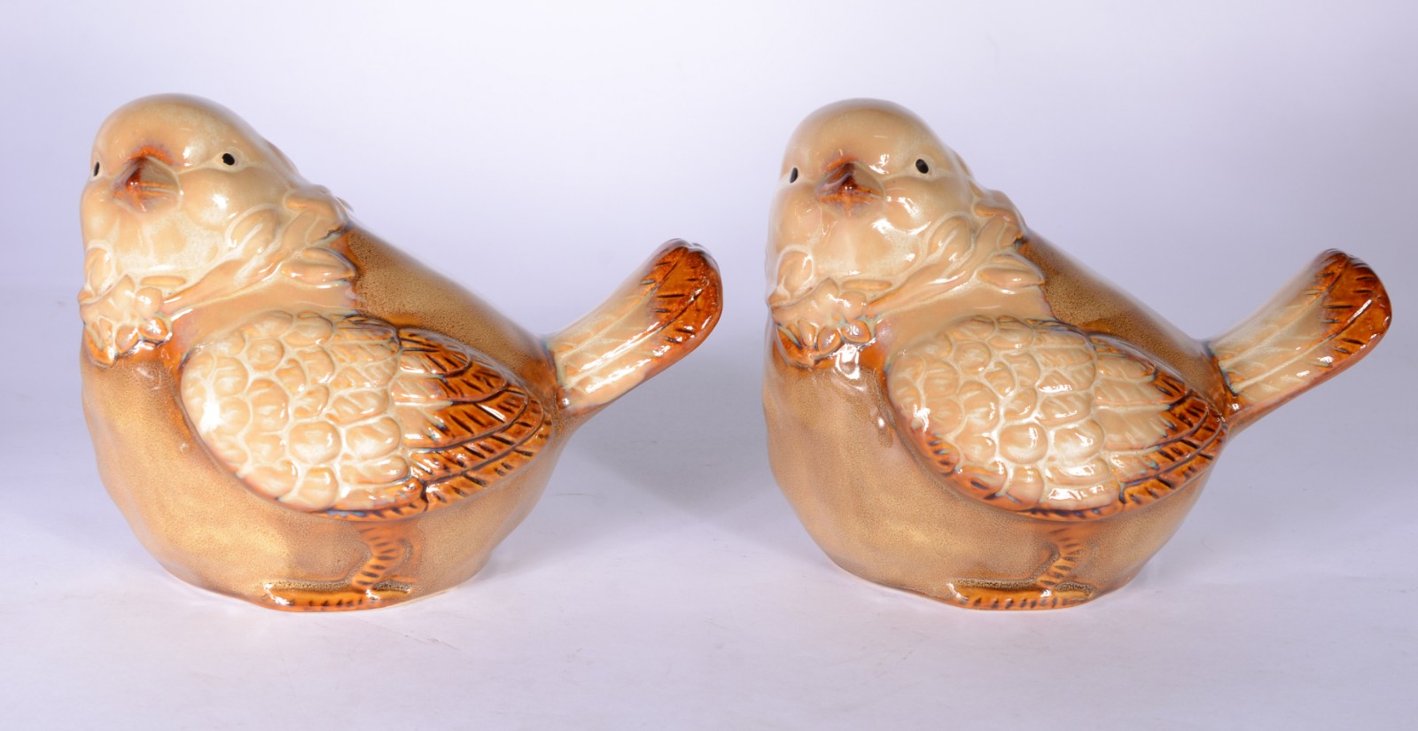 Duas estatuetas de cerâmica representando pombas. - foto 2 de 5