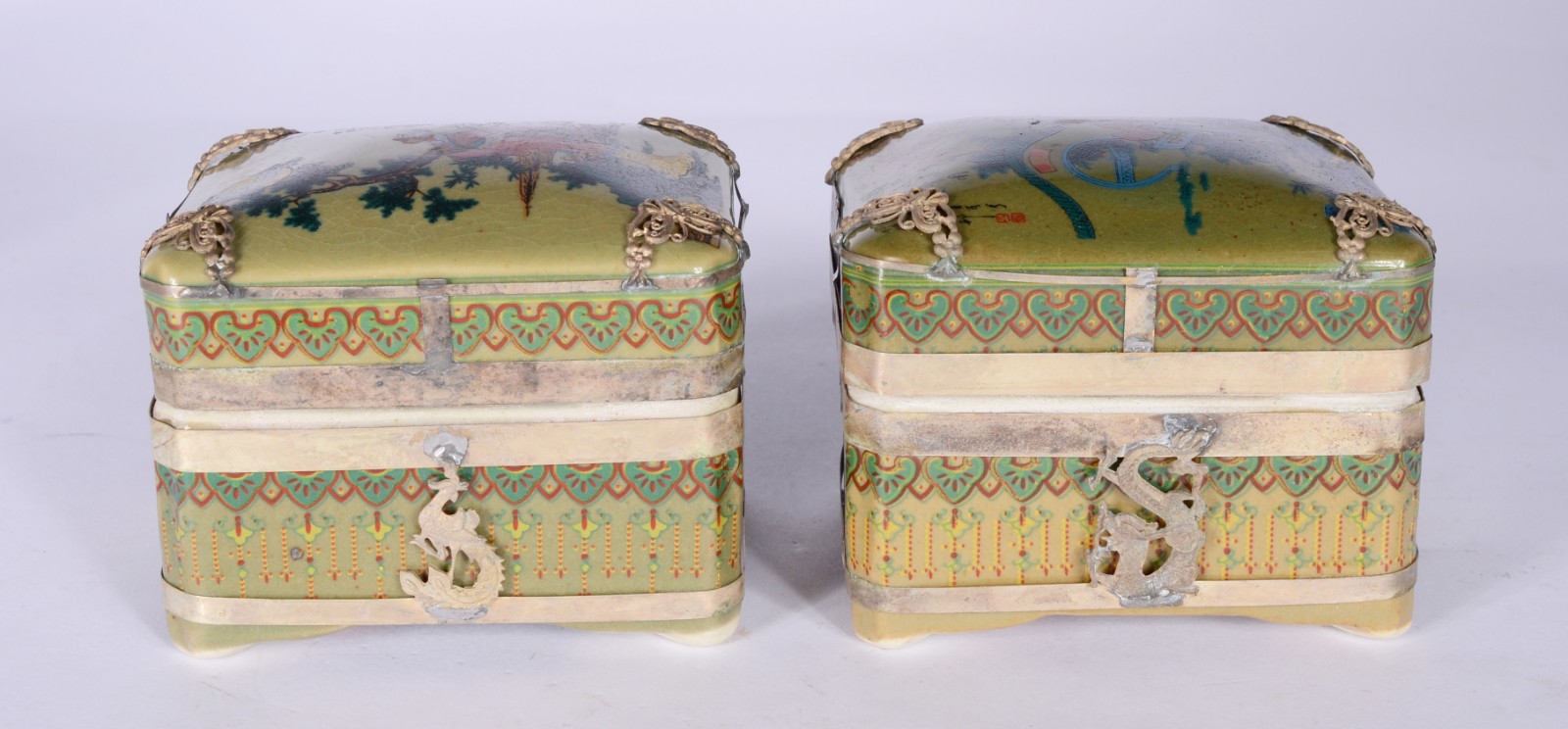 Duas caixas portas anéis de porcelana policromada. - foto 1 de 8