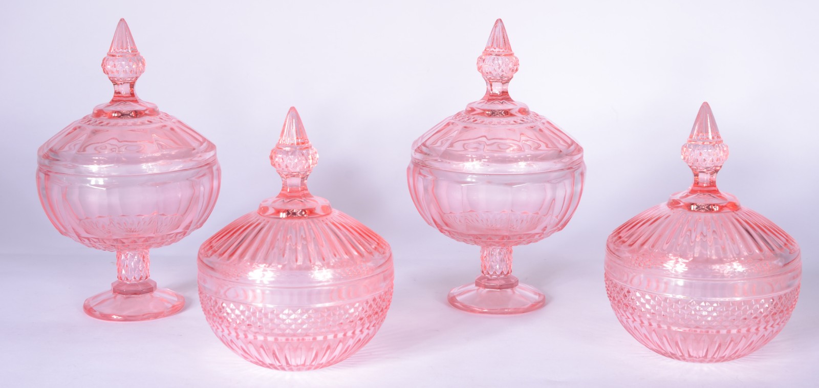 Quatro compoteiras de vidro decorativo na cor rosa. - foto 1 de 6