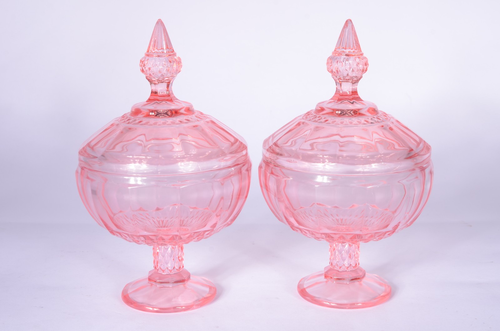 Quatro compoteiras de vidro decorativo na cor rosa. - foto 2 de 6